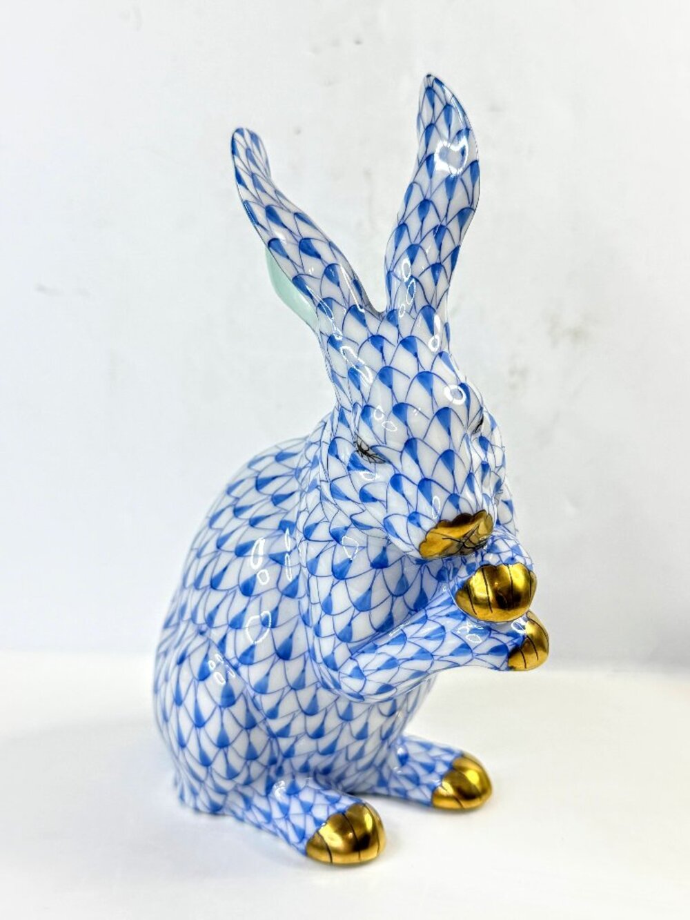 Vintage Herend Hungary Blue Fishnet Bunny Rabbit Paws Up 15307 A1048
